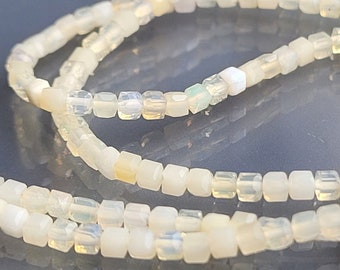 Opale blanche perles cubes 2,2mm -  12 cm -  5"