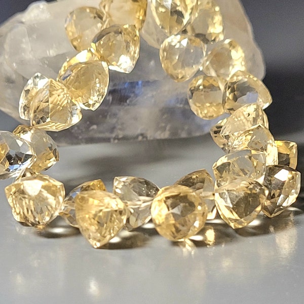 Citrine naturelle gouttes triangle à facettes 7 mm