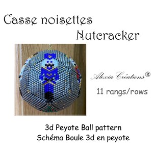 Könnte beinhalten: Eine 3D-Peyote-Kugel mit einem Nussknacker-Motiv aus blauen, schwarzen und grauen Perlen. Der Text lautet Casse noisettes Nutcracker, Alexia Créations, 11 rangs/rows und 3d Peyote Ball pattern Schéma Boule 3d en peyote.