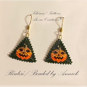 Puede incluir: Pendientes de cuentas hechos a mano. Cada pendiente es un triángulo verde oscuro con un diseño de calabaza naranja y amarilla sonriente. Los pendientes tienen alambres para las orejas de color dorado. El texto "Schéma / Pattern Alexia Créations" es visible.
