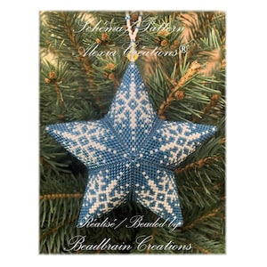Peut inclure: Une étoile de Noël en perles bleues et blanches avec un motif de flocon de neige. L'ornement est suspendu à une branche de pin vert. Le texte "Schema Pattern Alexia Creations (R)" est visible en haut de l'image. Le texte "Realise/ Beaded by Beadbrain Creations" est visible en bas de l'image.