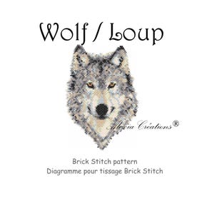 Könnte beinhalten: Ein digitales Brick-Stitch-Muster mit einer detaillierten Wolfskopf-Illustration in Grau-, Weiß- und Brauntönen. Der Text lautet Wolf / Loup, Alecia Créations und Brick Stitch pattern / Diagramme pour tissage Brick Stitch.
