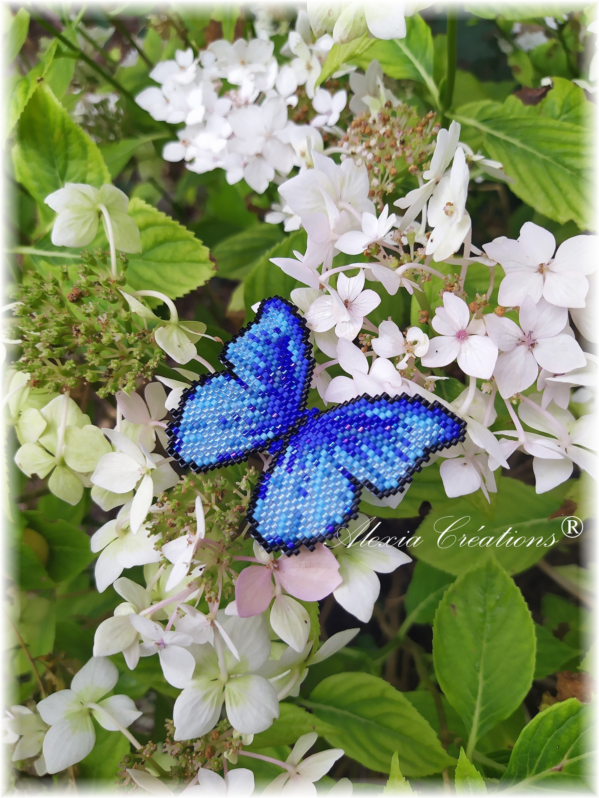 ミユキデリカビーズを使ったブリックステッチ織りの図解。青い蝶