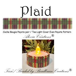 Puede incluir: Una cubierta de vela de té con cuentas con un patrón de cuadros en rojo, verde y amarillo. La vela de té tiene una llama amarilla parpadeante. La palabra "Plaid" está en la parte superior, con el texto "Cache Bougie Peyote pair / Tea Light Cover Even Peyote Pattern".