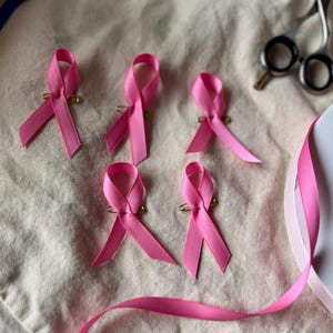 Badges Ruban Satin épingle Nourrice Lot De 100 épingles Ruban Rose – Sensibilisation Cancer Du Sein – En Satin Avec épingle à Nourrice – Support Et Solidarité Lot De 100 épingles De Soutien