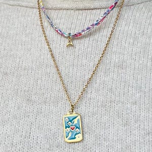 Dubbelkedjigt halsband i förgyllt rostfritt stål och Liberty-snöre med initialer och rektangulära handutsträckta medaljonghängen