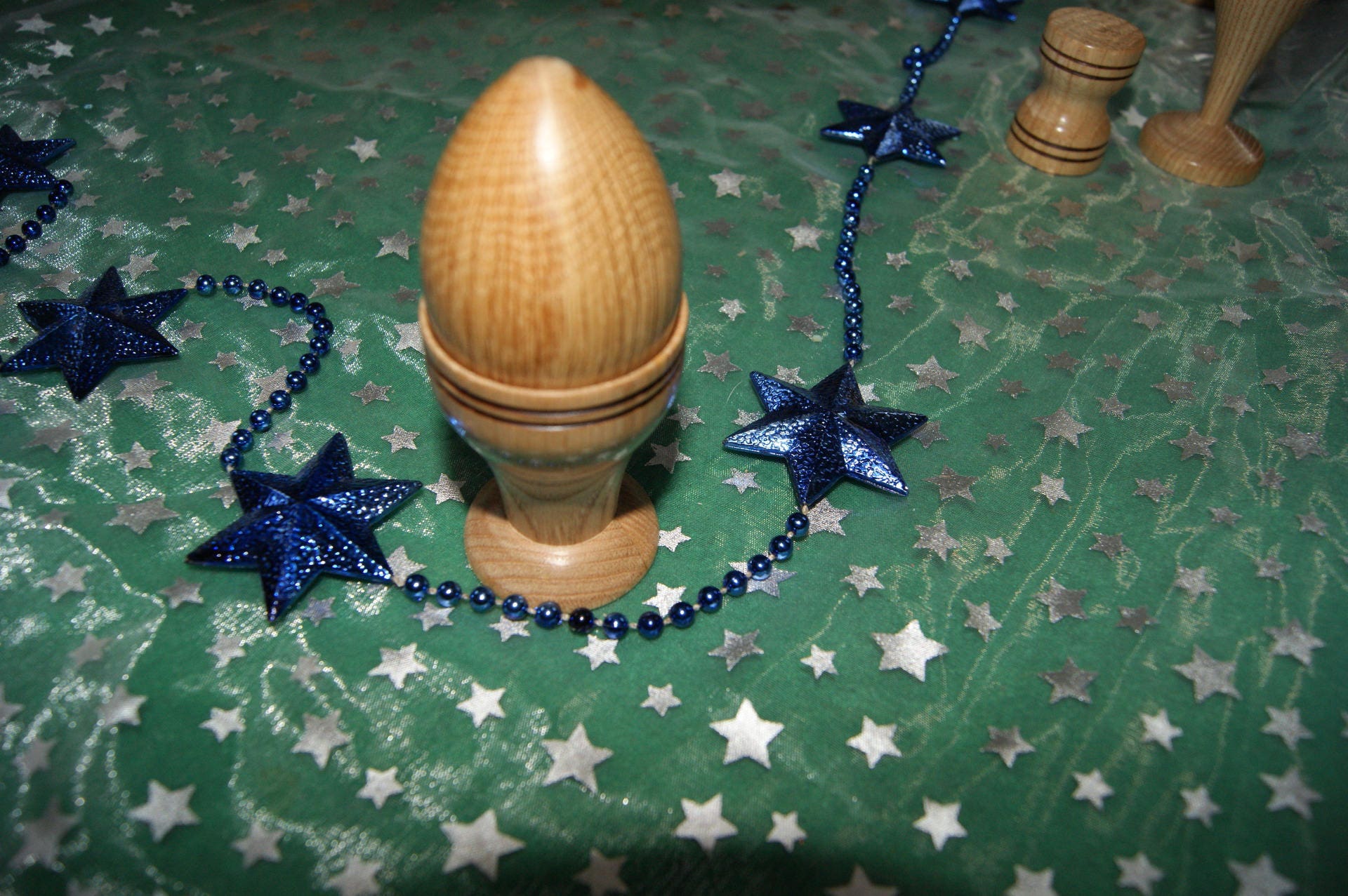 Coquetier Tourné à La Main Dans Du Châtaignier