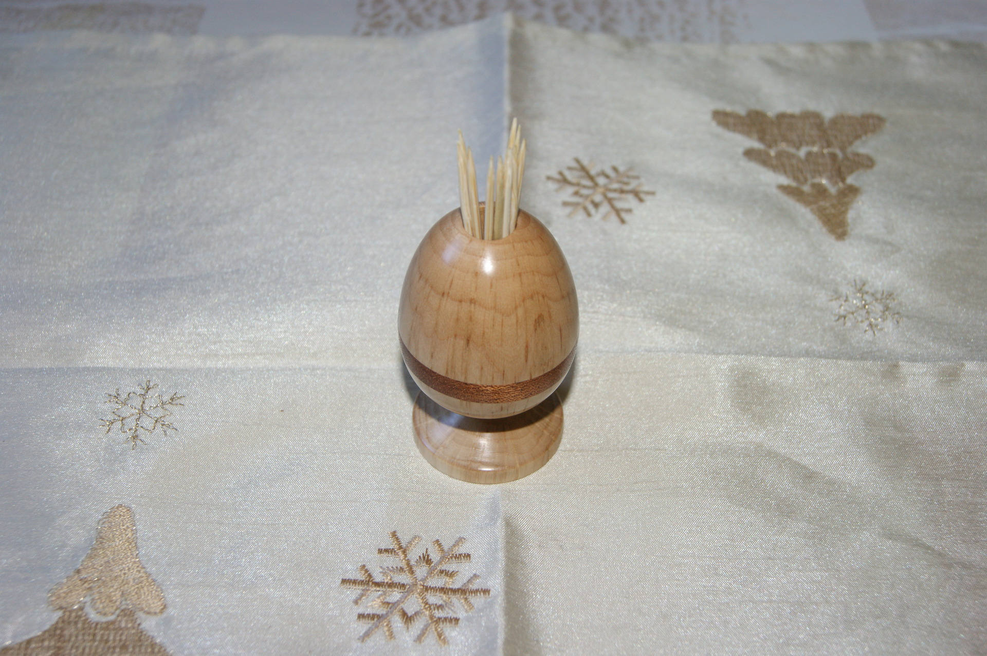 Oeuf Porte Cure Dent Tourné à La Main Dans Du Bois de Noisetier avec Une Insertion Éxotique