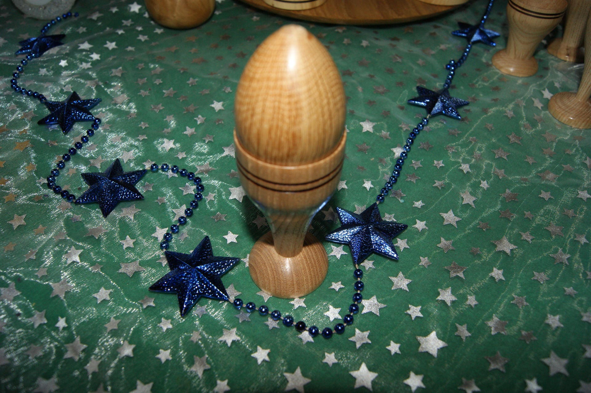 Coquetier Tourné à La Main Dans Du Châtaignier