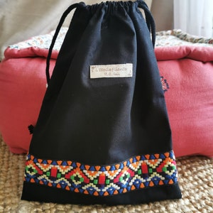 POCHETTE - POCHON TISSU - Petit sac - Intérieur doublé - Cordon de serrage - Tissu coton noir Ruban jacquard inca multicolore -