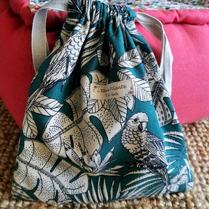 POCHETTE - POCHON TISSU - Petit sac - Cordon de serrage - Imprimé jungle, feuillage et perroquets sur fond vert.