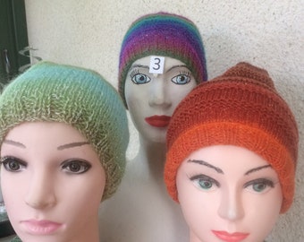 3 Bonnets tricotés main en laine acrylique tons avec fil scintillant, orange rouille, tons dégradés verts, tons violine vert