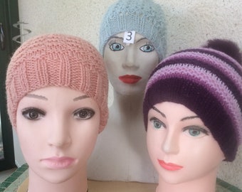 3 Bonnets tricotés main, un gris au point de dentelle, un vieux rose au point damier, un violine point jersey mousse