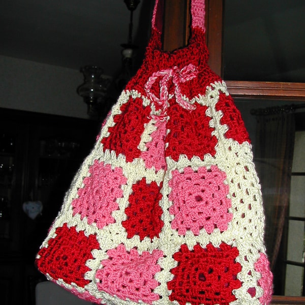 Grand sac crochet beau coton en patchwork carrés rouges et roses sur fond jaune doublé coton rouge poche intérieure lavable femmes