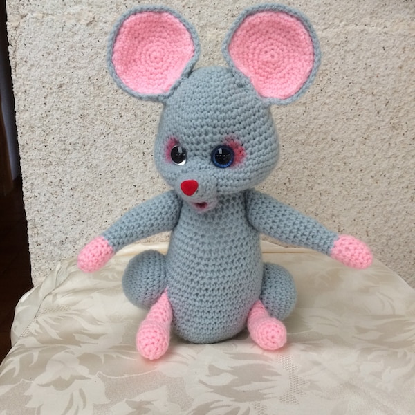 Peluche grande souris grise réalisée au crochet main en laine acrylique intérieur ouatine synthétique lavable main