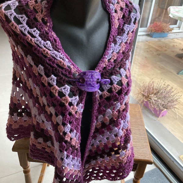 Châle tons mauves crocheté en laine acrylique fermé avec une broche réalisée en polymère lavable femme