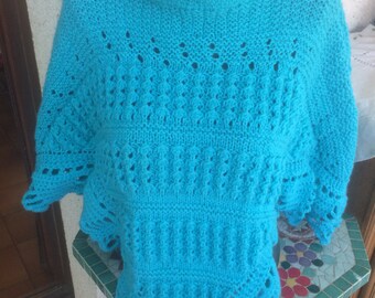 Poncho réalisé en laine acrylique turquoise au tricot au point de dentelle et au crochet lavable femme