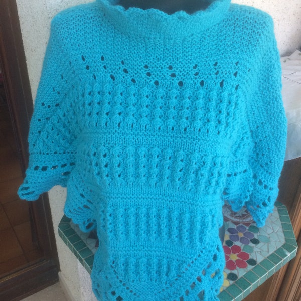 Poncho réalisé en laine acrylique turquoise au tricot au point de dentelle et au crochet lavable femme