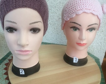 2 Bonnets sans pompon un tricoté ton prune et un crochet avec fleur crochetée rose pâle lavable femme