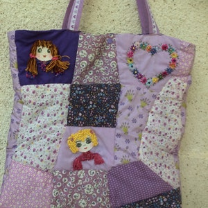 Peut inclure: Sac cabas en patchwork violet avec des fleurs et des poupées brodées. Le sac présente une variété de motifs floraux et est fait de différents tissus.