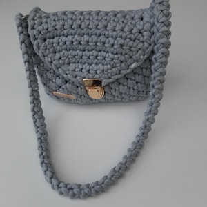 Gehäkelte Handtasche, um sich für jeden Anlass etwas zu gönnen, in grauer Farbe