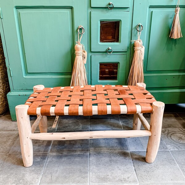 Petit banc marocain artisanal en cuir et bois de laurier pour enfants ou banc d'appoint