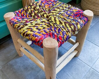 Tabouret marocain boucherouite en bois de laurier et tissus colorés