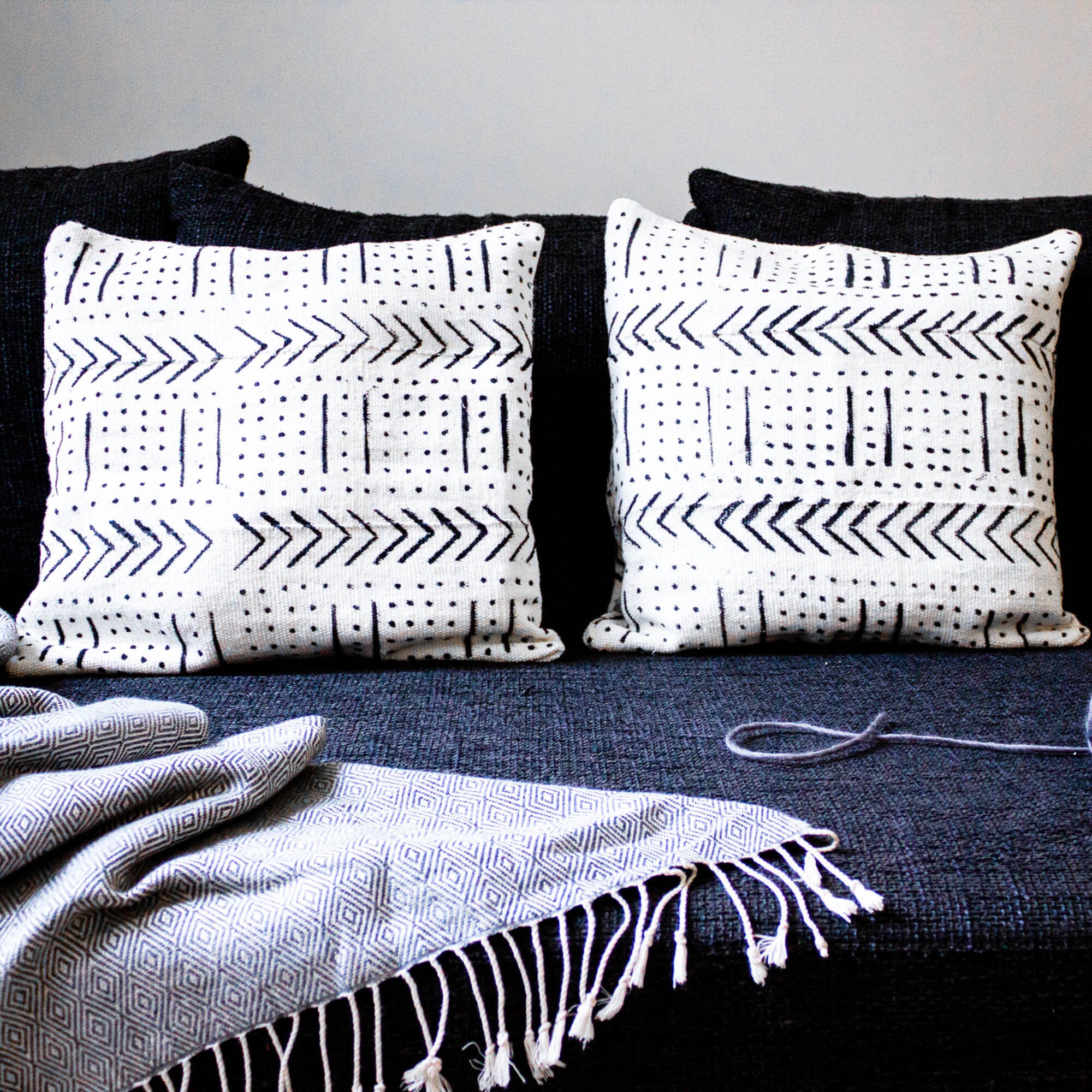 Set de 2 Housses Coussin en Bogolan, Motif Ethnique Blanc et Noir