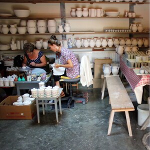 Set de 2 tasses en céramique artisanales blanches ou bleues Epi image 9