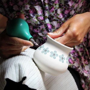 Set de 2 tasses en céramique artisanales blanches ou bleues Epi image 10