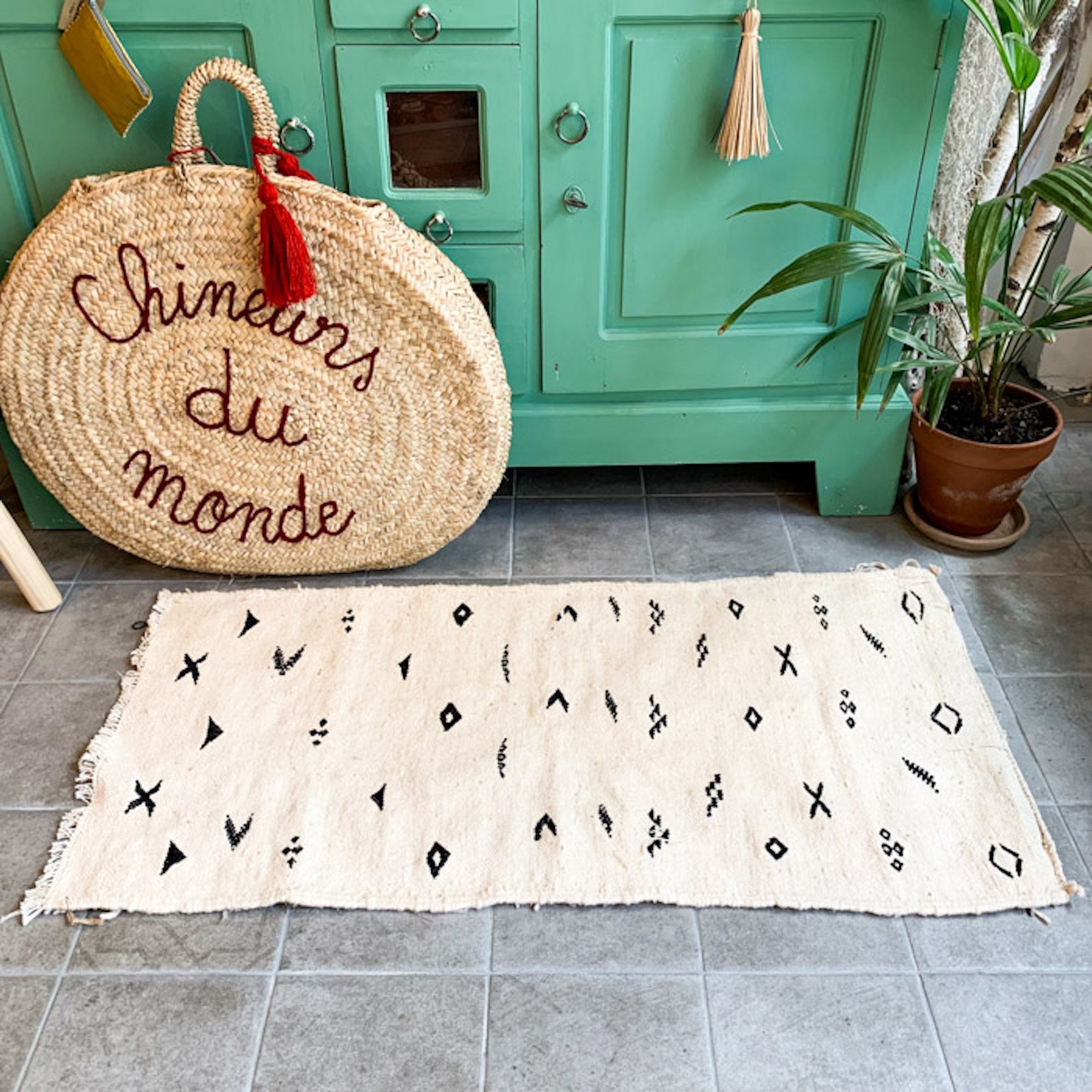 Tapis Berbère en Laine Écru Aux Motifs Nomades Noirs