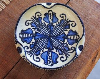 Cendrier artisanal en terre cuite peint à la main bleu et blanc "Transylvanie"