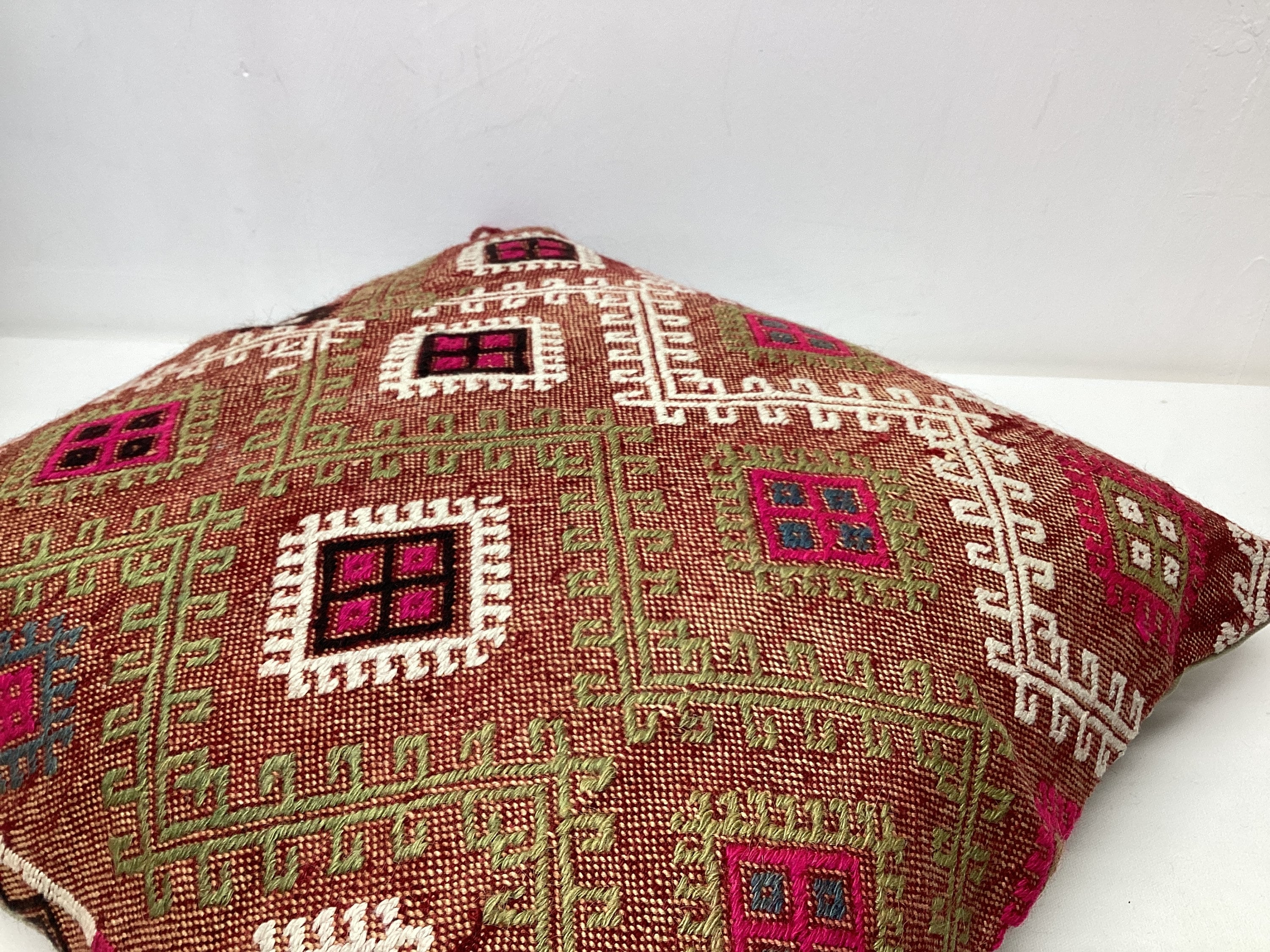 刺繍キリム枕カバー：レッドヴィンテージクッション、24x24インチの