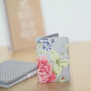 Porte cartes bleu à motif floral