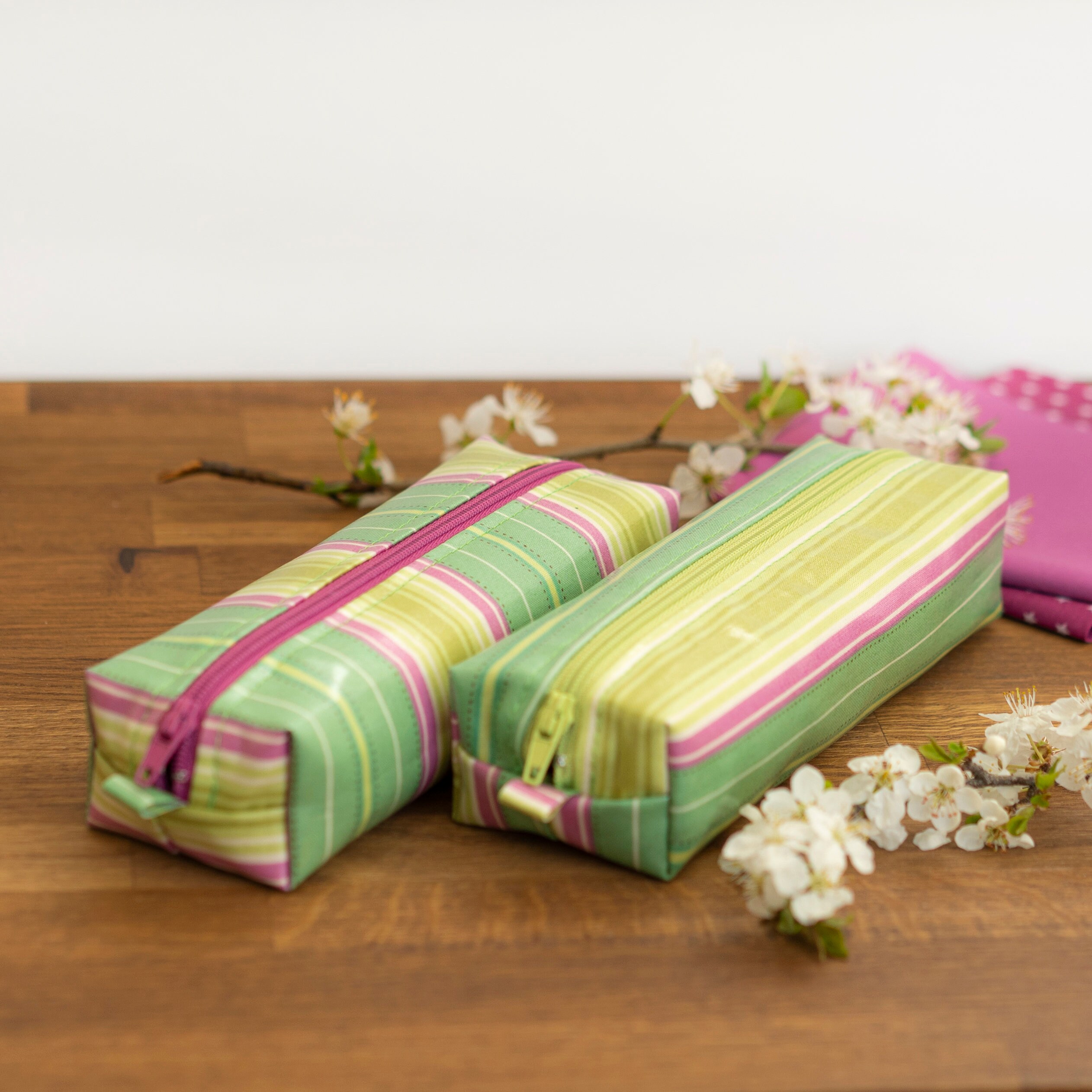 Trousse Carrée Seventies Verte à Rayures Violettes