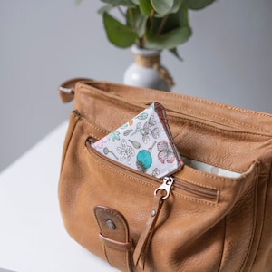 Porte cartes mauve à motifs fleurs