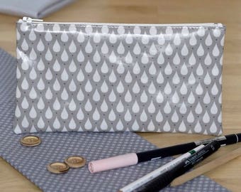 Trousse à crayons beige grisé à motifs gouttes blanches