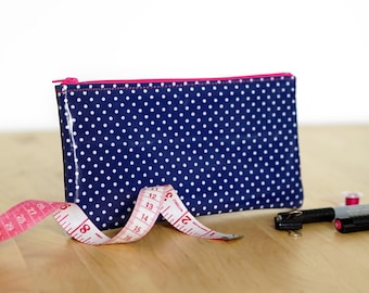 Trousse à crayons bleu marine à pois blancs
