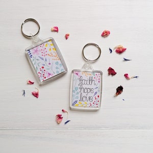 Glaube Hoffnung Liebe Schlüsselring - 1 Korinther 13: 13 - Christliches Geschenk - Bibel Vers Schlüsselring - Blumenschlüsselring - Christliches Accessoire - Geschenke für sie