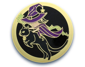 Puede incluir: Un pin de color dorado con fondo negro que representa a una bruja de dibujos animados montando un gato negro. La bruja lleva un sombrero y una capa morados con estrellas verdes.
