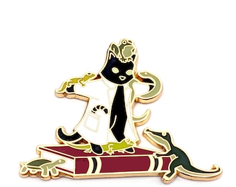 Pode incluir: Um gato preto vestindo um jaleco branco de laboratório e segurando um lagarto em cada mão está em pé sobre um livro vermelho. O gato tem um lagarto verde na cabeça e uma cobra enrolada em seu pescoço. Um jacaré verde e uma tartaruga estão no livro.
