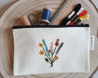 Trousse brodée à la main