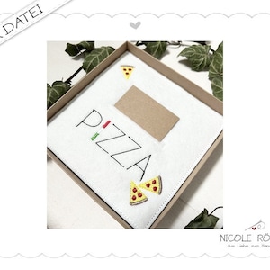Pode incluir: Uma caixa de feltro branco com a palavra "PIZZA" bordada em preto com acentos verdes e vermelhos. A caixa tem um pequeno cartão castanho no interior e duas fatias de pizza bordadas na frente.