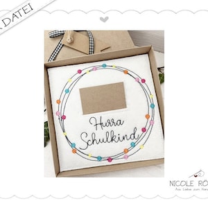 Archivo de bordado ITH 18x13 matrícula escolar - ¡Hurra escolar con confeti para cajas de regalo, tarjetas, vales, felicitaciones...!