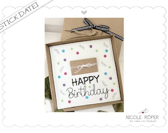 Può includere: Un biglietto di feltro bianco con un bordo di coriandoli colorati e il testo "Happy Birthday" in ricamo nero. Il biglietto è in una scatola di cartone marrone con un nastro bianco e nero.