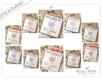 Può includere: Un set di dieci carte con un design a forma di bicchiere di vino e il testo "Ein guter Jahrgang feiert" (che si traduce in "Un buon vintage celebra") seguito da un numero. I numeri vanno dal 40 al 95. Le carte sono su uno sfondo marrone con un bordo bianco.