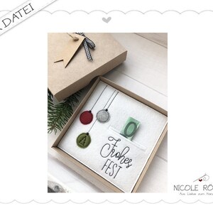 File da ricamo ITH Buone Feste con palline di Natale 18x13 per confezioni regalo, cartoline, buoni, Buone Feste...