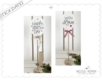 Può includere: Due figure di bastone di legno bianco con cartelli rotondi bianchi. Il cartello a sinistra dice "Happy Birthday" con puntini colorati intorno al bordo. Il cartello a destra dice "With Love" con un cuore rosso e un fiocco a quadri rossi e bianchi.