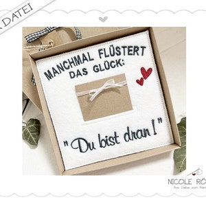 Borduurbestand ITH - 18x13 "Soms fluistert geluk: "Het is jouw beurt!" voor geschenkdozen, kaarten, vouchers, felicitaties...
