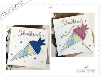 Può includere: Due carte di feltro con la scritta "Schulkind". Ogni carta ha un cono di feltro con una cima di feltro di colore diverso, blu e rosa. I coni hanno una finestra ritagliata per mostrare un foglio di carta fantasia all'interno.